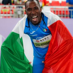 Maglia autografata di Andy Díaz – Il volo dell’azzurro nel triplo