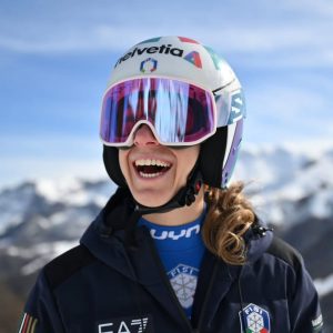 Casco e maschera da sci di Marta Bassino autografati  – Il fascino del gigante azzurro