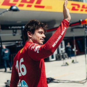 Sottotuta di Charles Leclerc autografato (parte superiore)