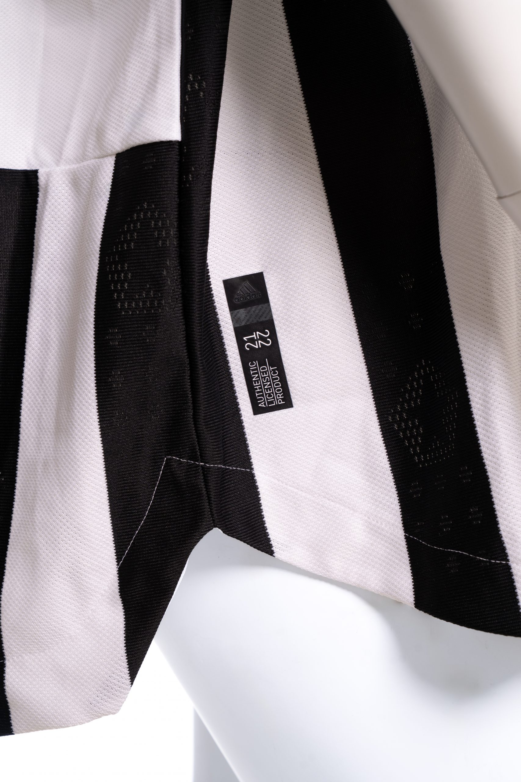 Maglia di Giorgio Chiellini autografata – Il guerriero della difesa italiana - immagine 6