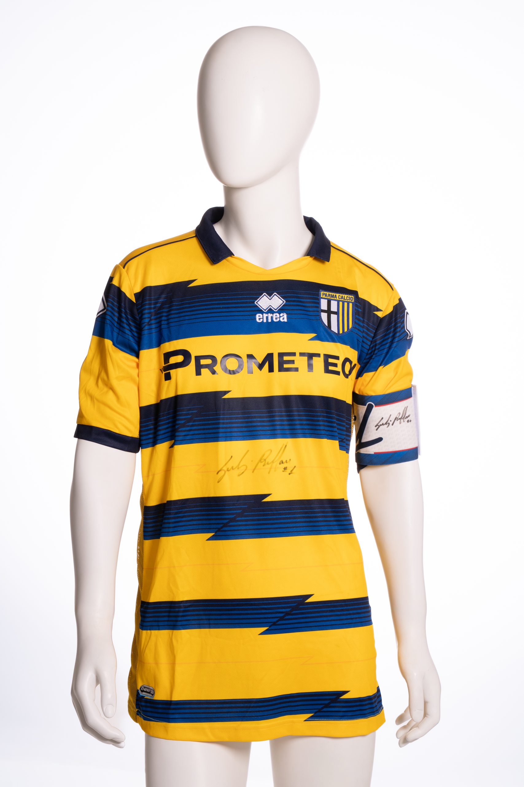 Maglia da calcio e fascia da capitano di Gianluigi Buffon autografate – Il leggendario numero 1 italiano - immagine 2