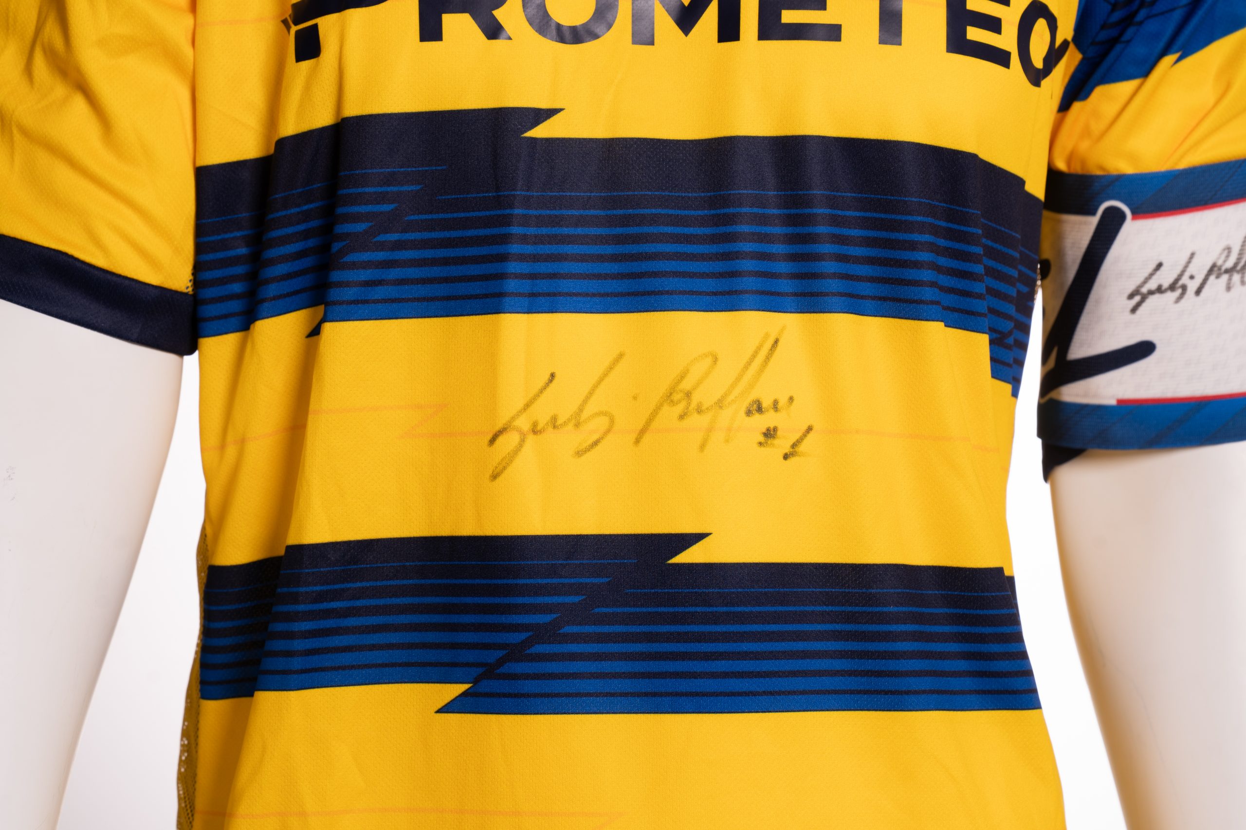 Maglia da calcio e fascia da capitano di Gianluigi Buffon autografate – Il leggendario numero 1 italiano - immagine 3