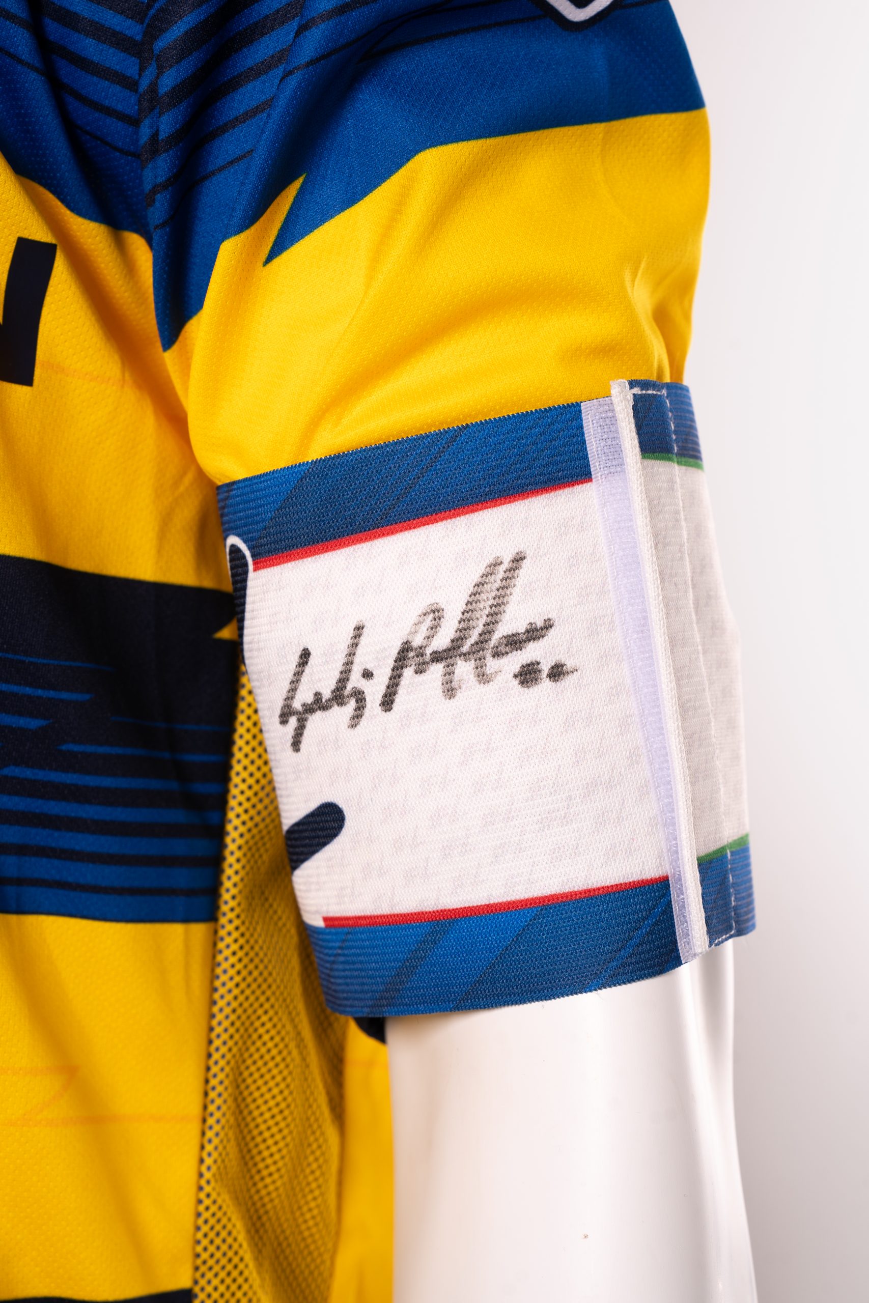 Maglia da calcio e fascia da capitano di Gianluigi Buffon autografate – Il leggendario numero 1 italiano - immagine 4