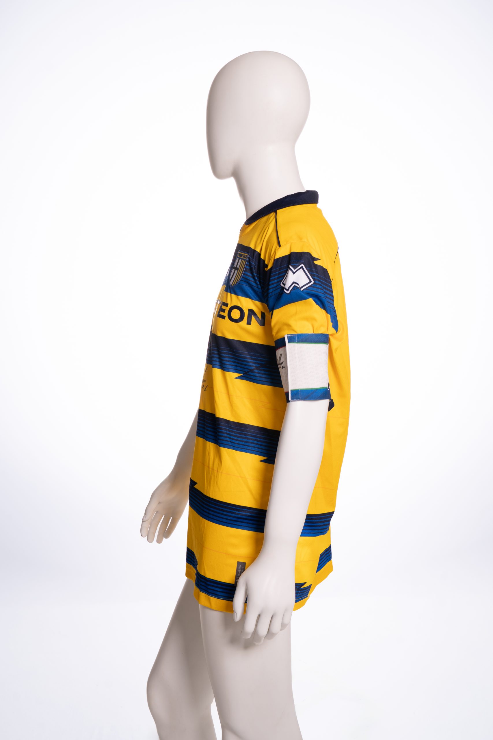 Maglia da calcio e fascia da capitano di Gianluigi Buffon autografate – Il leggendario numero 1 italiano - immagine 5